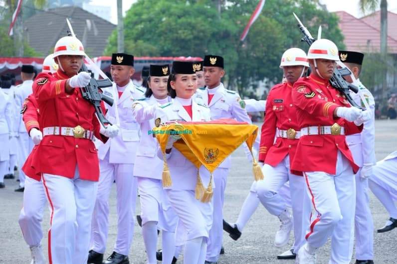 Fenny Anggela (tengah) Paskibraka Berau membawa baki Sang Merah Putih dalam upacara HUT RI ke-81. (Foto: Nur Hidayah/Pusaranmedia.com)