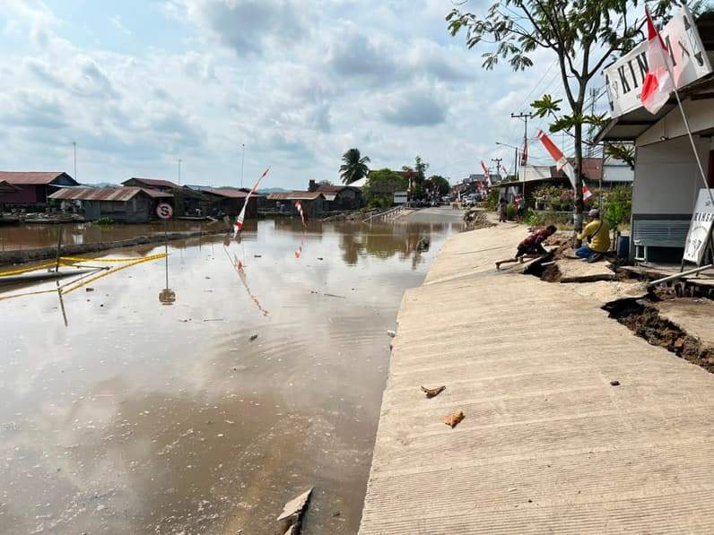 Kondisi jalan poros di Dusun Margasari, Desa Jembayan, Kecamatan Loa Kulu, Kutai Kartanegara (Kukar). (Foto: Aswin/Pusaranmedia.com)