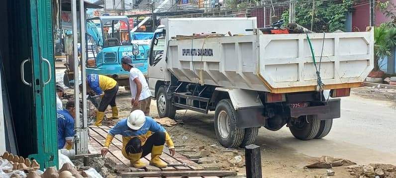 Pengerukan sedimentasi yang dilakukan tim hantu banyu di kawasan Jalan Pramuka, Samarinda. (Foto: Tri/Pusaranmedia.com)