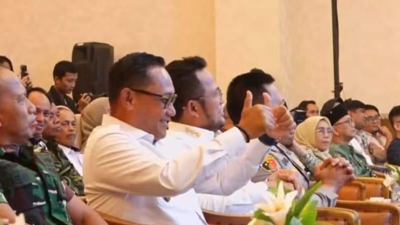Tangkapan layar Wakil Gubernur Kaltim, Seno Aji menyambut balik sambutan Rektor ITK dengan sebutan teman Bonek dalam Sidang Senat Terbuka Dies Natalis ke-12 ITK. (Foto: Dok.Media official ITK)