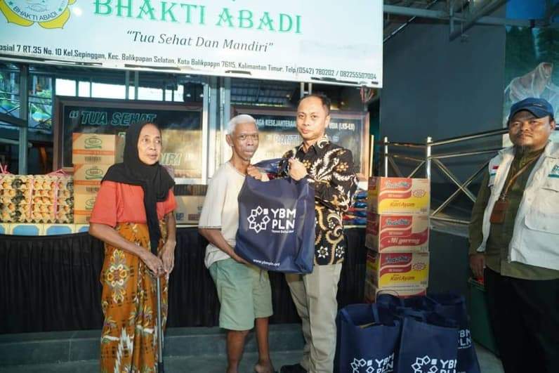 General Manager PLN UID Kaltimra, Muchamad Chaliq Fadli menyerahkan bantuan secara simbolis di Panti Jompo Bhakti Abadi, Kamis (23/4/2026). (Foto: PLN UID Kaltimra)