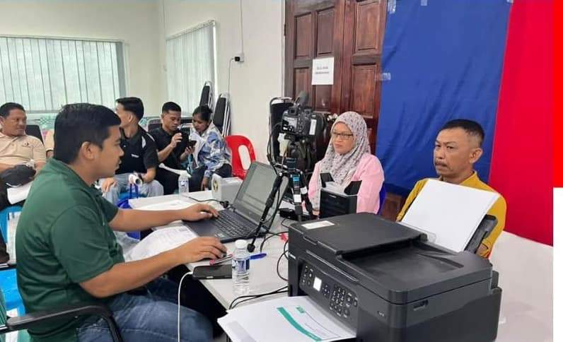 Perekaman identitas para PMI di Sabah, Malaysia oleh KRI Tawau (Foto: KRI Tawau)