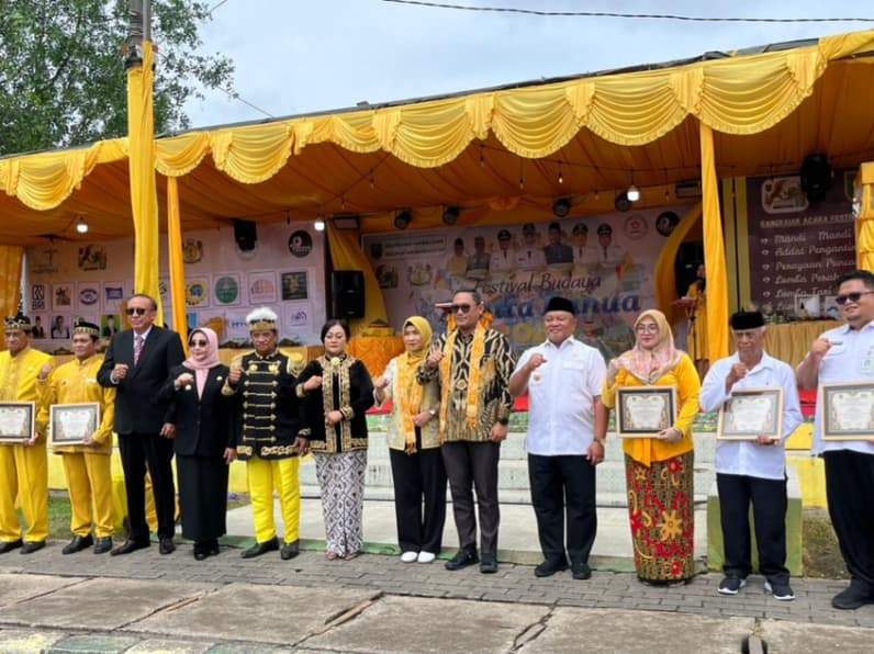 Foto bersama Wakil Gubernur Kaltim Seno Aji, Bupati Berau Sri Juniarsih Mas, Wakil Bupati Berau, Gamalis dan unsur Kesultanan Sambaliung usai pembukaan Festival Budaya Abbuta Banua 2026. (Foto: Nur Hidayah/ Pusaranmedia.com)