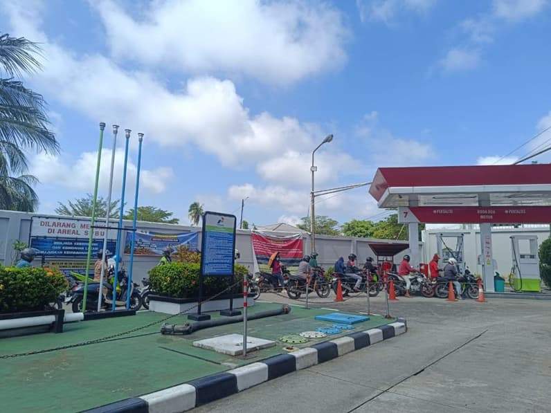 Antrean panjang pengguna BBM Pertalite di SPBU Stalkuda Balikpapan. (Foto: Achmad Fadillah/Pusaranmedia.com)