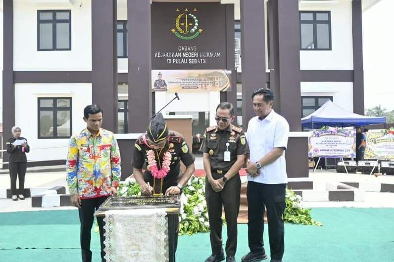 Kajati Kaltara Yudi Indra Gunawan didampingi Bupati Nunukan H Irwan Sabri meresmikan Kantor Cabang Kejari Nunukan di Sebatik. (Foto: Diansyah/Pusaranmedia.com)