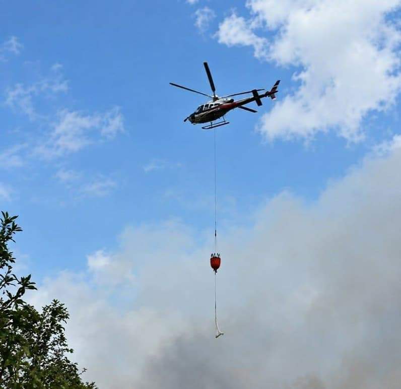 Pemadaman karhutla menggunakan Water Bombing di Desa Saliki, Kecamatan Muara Badak (Foto: Media Sosial)