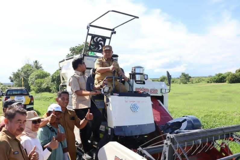 Bantuan mesin combine harvester atau mesin panen dari Kementan yang disalurkan ke petani PPU pada Mei 2026 lalu. (Foto: Humas Setkab PPU).