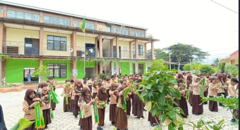 Calon Kader Adiwiyata SDN 010 Bontang Utara saat melakukan gladi bersih. (Foto: Nuraini/Seputarfakta.com)