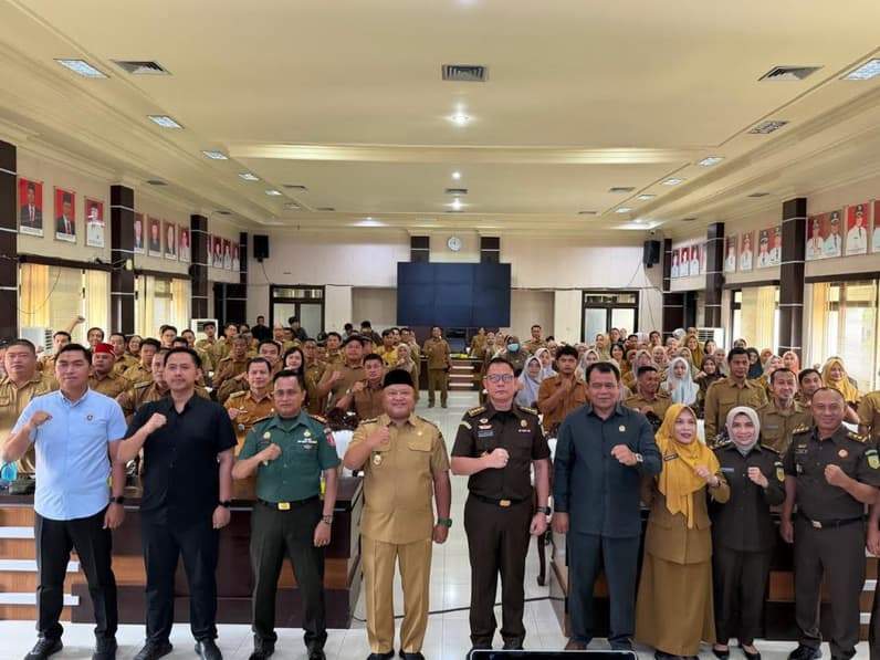 Foto bersama Wakil Bupati Berau usai kegiatan Penyuluhan Hukum Jaksa Garda Desa. (Foto: Nur Hidayah/ pusaranmedia.com)