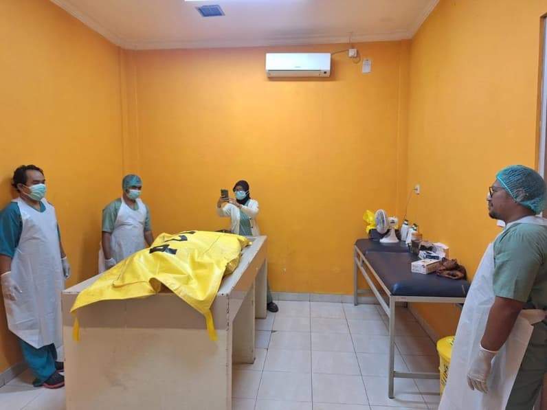 Aparat kepolisian dan jajaran dokter sedang melakukan pengecekan forensik. (Foto: Dok Polres Kutim)