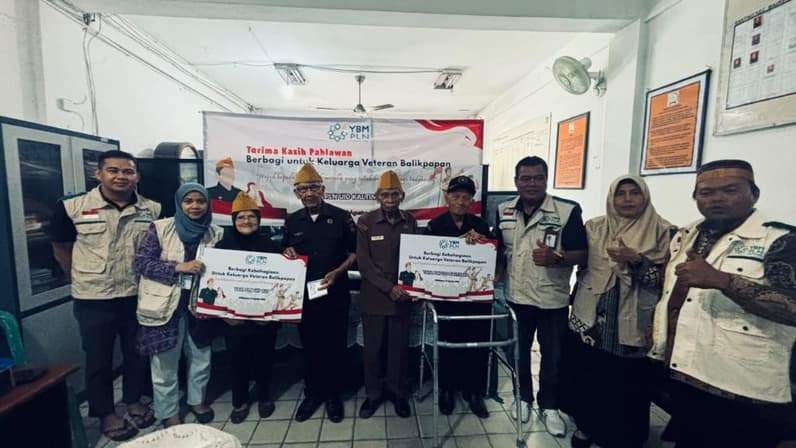 Yayasan Baitul Maal (YBM) PLN UID Kaltimra berbagi kebahagiaan bersama veteran. (Foto: PT PLN UID Kaltimra)