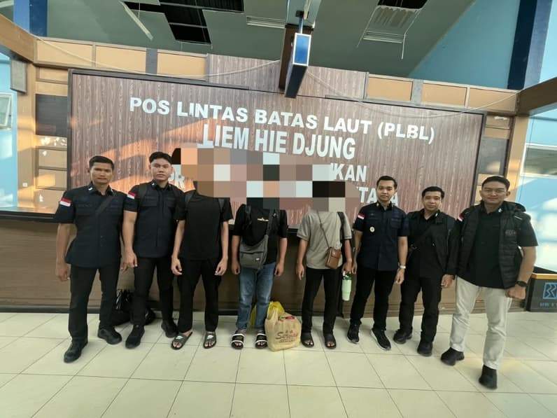 Ketiga WNA asal Malaysia saat dipindahkan dari Nunukan menuju Rudenim Balikpapan (Foto: Diansyah/pusaranmedia.com)