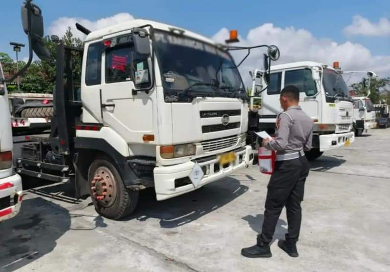 Ditlantas Polda Kaltim memeriksa ramp check kendaraan angkutan barang. (Foto: Polda Kaltim)