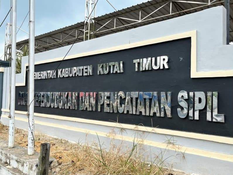 Potret kantor tampak depan Disdukcapil Kutim. (Foto: Siswandi/Pusaranmedia.com)