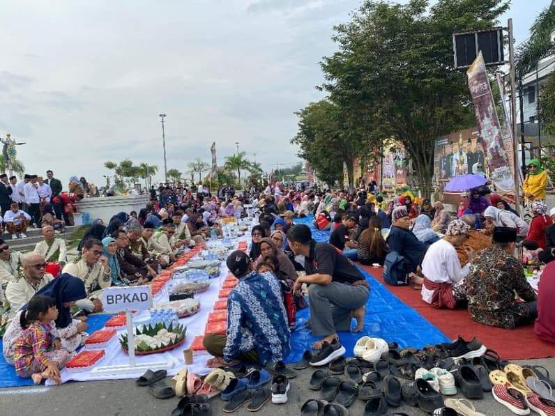 Momen kemeriahan tradisi Beseprah, yang menjadi bagian dari rangkaian Festival Adat Erau. (Foto: Aswin/Pusaranmedia.com)