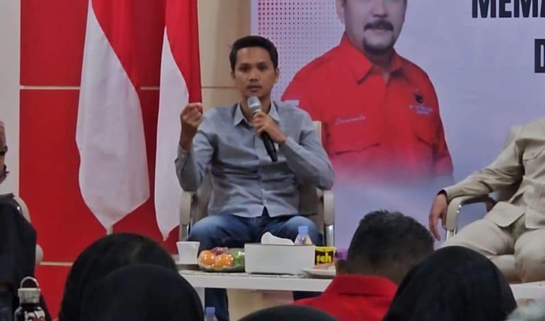 Ketua PWI Kaltim, Abdurrahman Amin saat menghadiri diskusi di agenda partai politik. (Foto: Herdi/Pusaranmedia.com)