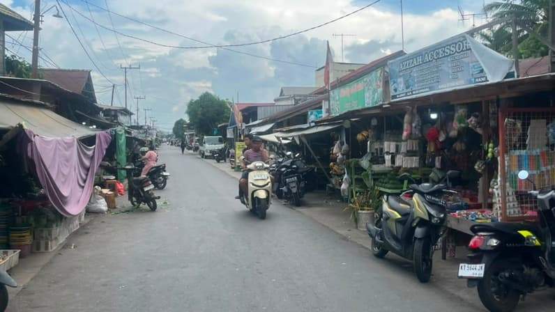 Pedagang berjualan di salah satu ruas jalan kawasan Tanjung Redeb. (Foto: Nur Hidayah/ pusaranmedia.com)