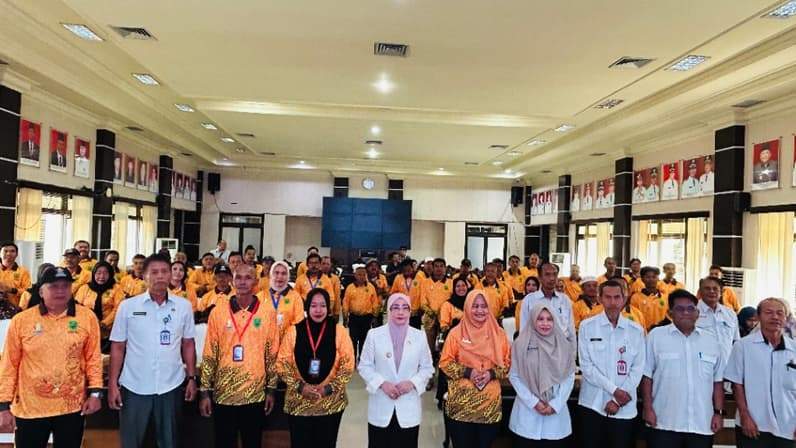 Bupati Berau berfoto bersama puluhan peserta Kontingen KTNA Kabupaten Berau. (Foto: Nur Hidayah/ pusaranmedia.com)