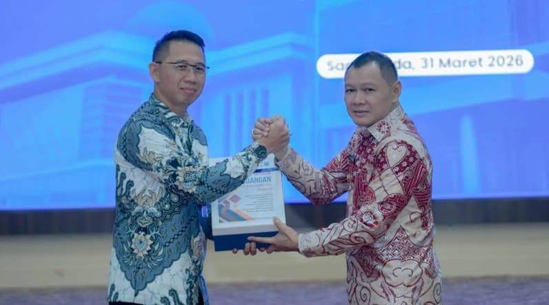 Bupati Paser, dr Fahmi Fadli menyerahkan dokumen LKPD Paser 2025 ke BPK Kaltim. (Foto: DKISP Paser)