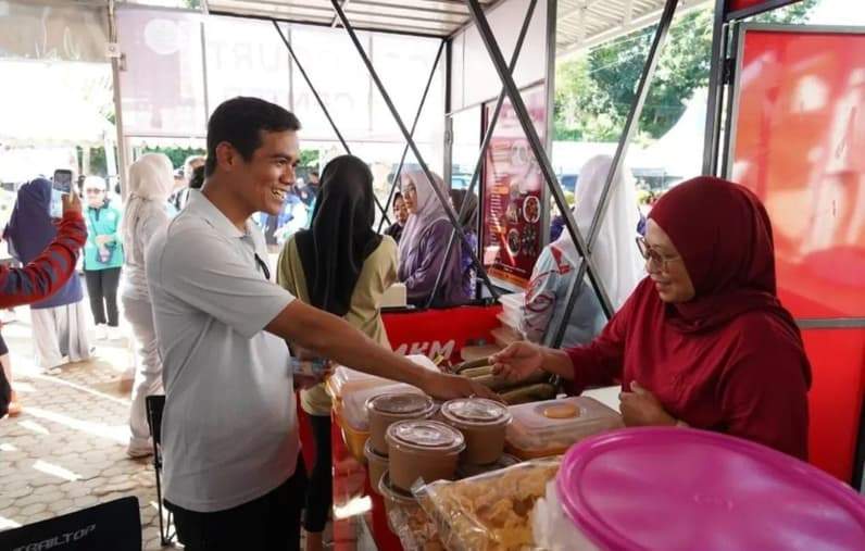 Bupati Nunukan H Irwan Sabri saat mengunjungi pusat UMKM di Jalan Tanah Merah Nunukan. (Foto: Diansyah/Pusaranmedia.com)