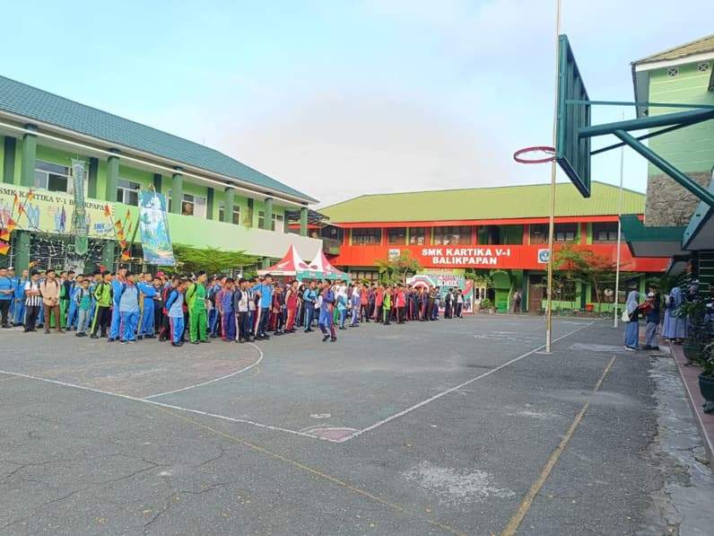 Siswa baru mengikuti ora MPLS di SMK Kartika V-1 Balikpapan, Jumat (17/7/2026). (Foto: Achmad Fadillah/Pusaranmedia.com)