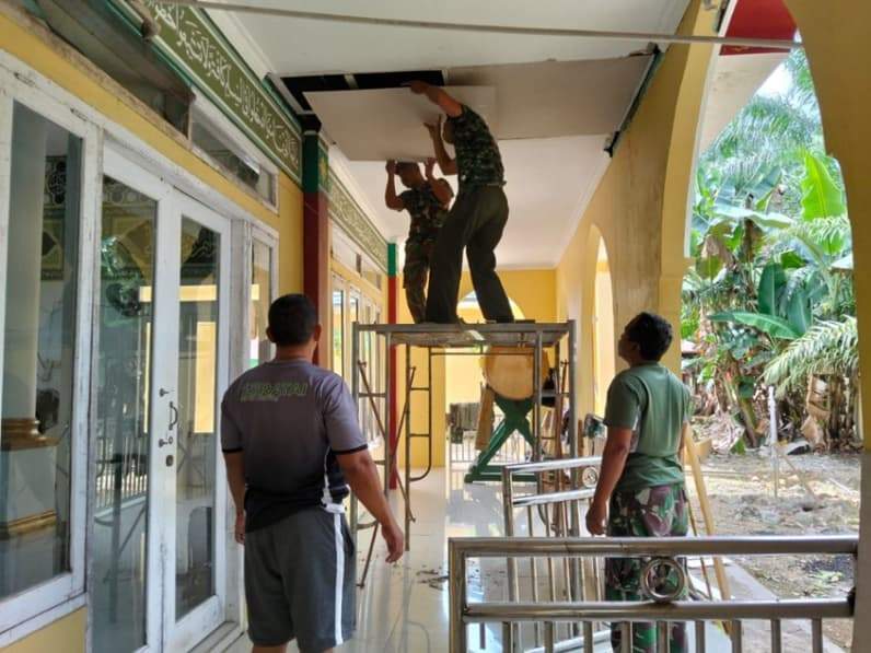 Proses perbaikan plafon dan atap Masjid Al Ikhlas di Desa Biu. (Foto: Luthfi/Pusaranmedia.com)