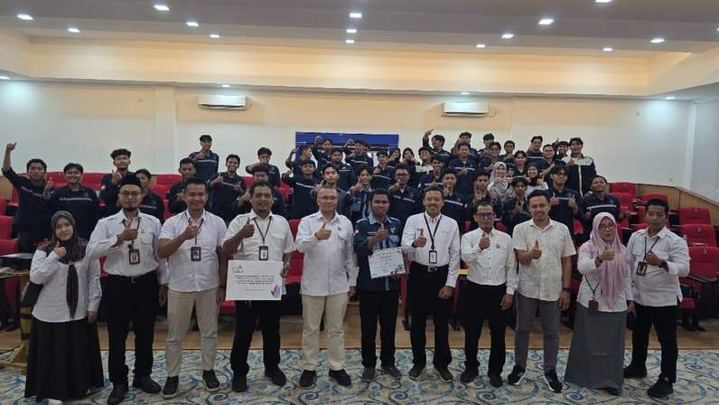 PLN menyalurkan bantuan panel listrik 3 phasa kepada Poltekba, Senin (28/9/2026). (Foto: PT PLN UID Kaltimra)