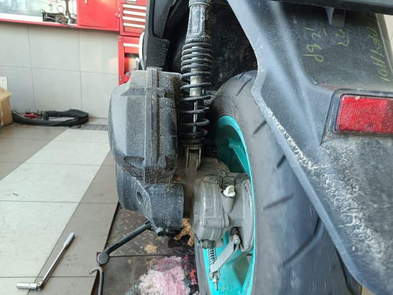 Selang filter udara dekat box filter udara pada motor matic. (Foto: Achmad Fadillah/Pusaranmedia.com)
