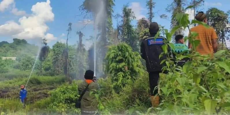 Proses pemadaman kebakaran lahan di kawasan Jalan Suryanata, Bukit Pinang, Samarinda Ulu. (Foto: Dok.BPBD Samarinda)