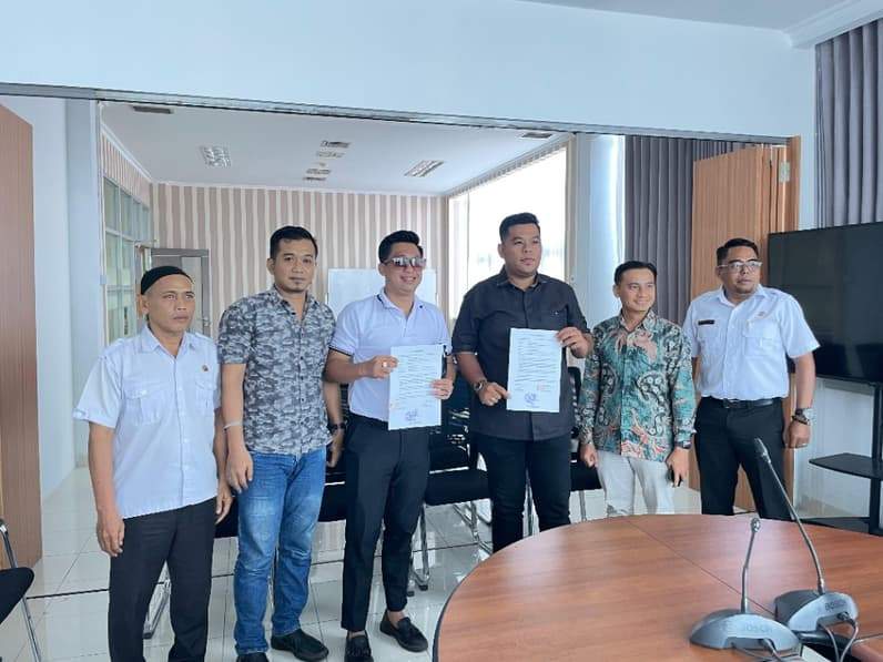 Foto bersama usai mediasi antara PT Lima Menara Utama yang di hadirin langsung Direktur Utama dengan pihak keluarga Andi Denil. (Foto: Herdi/Pusaranmedia.com).