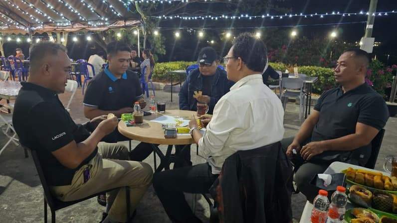 Saat Dandim 0904/Paser, Letkol Inf Edy Wahyu Satriyadi bermain domino dalam ajang Angkringan Championship 2026. (Foto : Luthfi/Pusaranmedia.com)