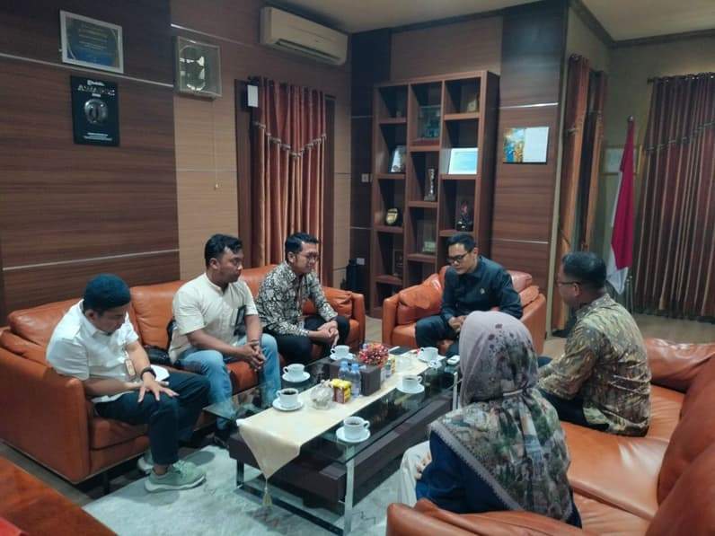 Pertemuan antara Ketua DPRD Paser, Hendra Wahyudi dengan pihak UP3 PLN Balikpapan. (Foto : Luthfi/Pusaranmedia.com)