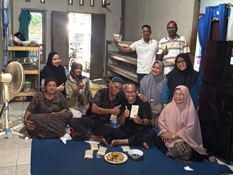 Rahmat Dermawan, mengunjungi tempat usaha tempe di muara jawa (Foto: Warga Muara Jawa Ulu)