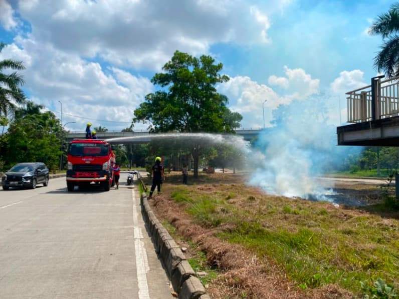 Kawasan Taman Kota Raja di Tenggarong kembali dilanda kebakaran pada Kamis (16/7/2026) (Foto: Damkar Kukar)