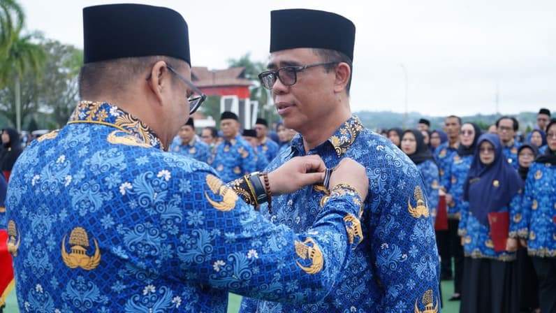 Sebanyak 370 Aparatur Sipil Negara (ASN) di lingkungan Pemerintah Kabupaten Kutai Kartanegara (Kukar) menerima tanda kehormatan Satyalancana Karya Satya dalam apel penganugerahan yang digelar Pemkab Kukar (foto: Aswin/pusaranmedia.com)