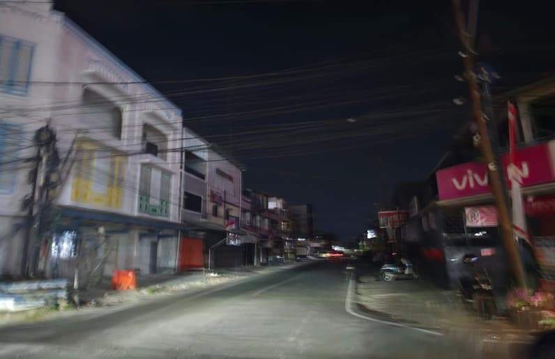 Kondisi jalan di dekat Tepian Kota Samarinda saat terjadi pemadaman bergilir, banyak pelaku UMKM menggunakan pencahayaan secukupnya. (Foto: Herdi/Pusaranmedia.com)