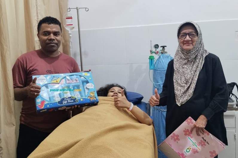 Direktur Rumah Sakit Asih Balikpapan, Dyah Muryani turut serta memberikan bingkisan kepada pasiennya, Senin (14/9/2026). (Foto: Achmad Fadillah/Pusaranmedia.com)
