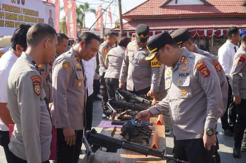 Saat Kapolres Paser, AKBP Sofyan mengecek kondisi senpi yang digunakan para personel Polres Paser dan Polsek jajaran. (Foto : Dok Polres Paser)