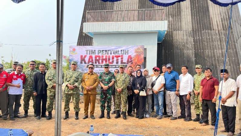 Suasana foto bersama jajaran TNI AD, AL dan AU serta wakil Bupati Kutim, Mahyunadi usai melakukan sosialisasi pencegahan Karhutla di Kutim. (Foto: Siswandi/Pusaranmedia.com)