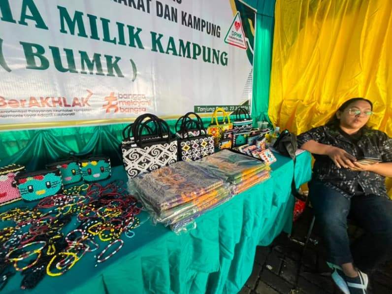 Produk kerajinan hasil kreativitas masyarakat Kampung Long Lanuk ditampilkan dalam rangkaian Harganas 2026 di Kabupaten Berau. (Foto: Nur Hidayah/ pusaranmedia.com)