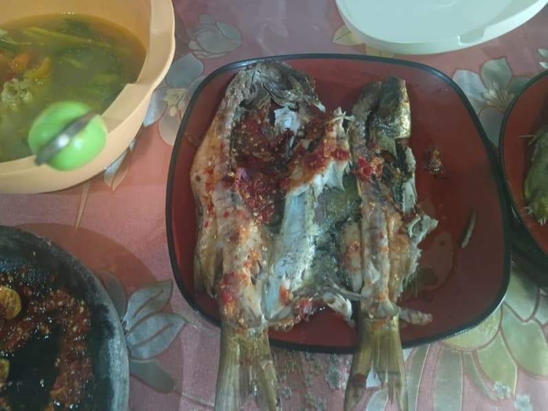 Ikan bakar khas masyarakat pesisir. (Foto: YKAN)