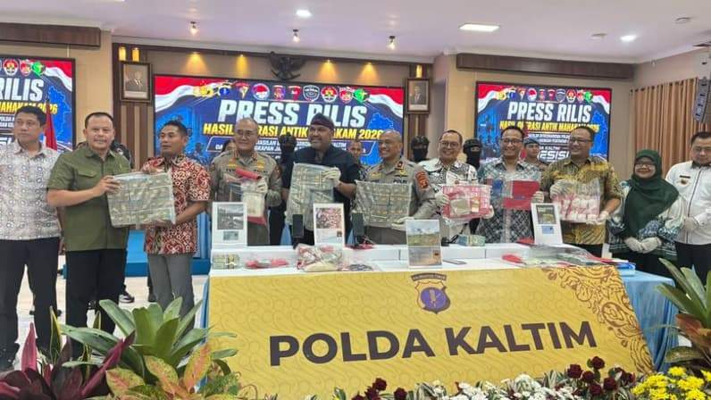 Konferensi pers hasil Operasi Antik Mahakam 2026 di Mapolda Kaltim, Jumat (31/7/2026). (Foto: Achmad Fadillah/Pusaranmedia.com)