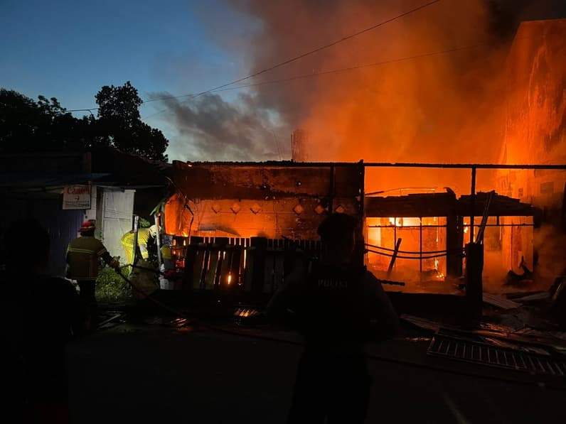 Rumah milik Gemmi terbakar di Jalan Bangun Reksa RT 17, Kelurahan Graha Indah, Kecamatan Balikpapan Utara, Senin (11/5/2026). (Foto: BPBD Balikpapan)