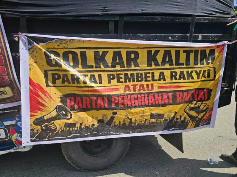 Spanduk Golkar Kaltim partai Pembela Rakyat atau Partai Penghianat Rakyat. (Foto: Herdi/Pusaranmedia.com)
