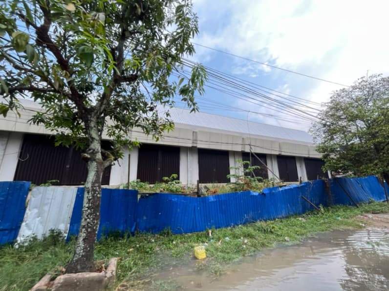 Pasar buah yang masih dalam tahap pembangunan di Jalan Merdeka, Sungai Pinang, Senin (28/9/2026). (Foto: Tri/Pusaranmedia.com)