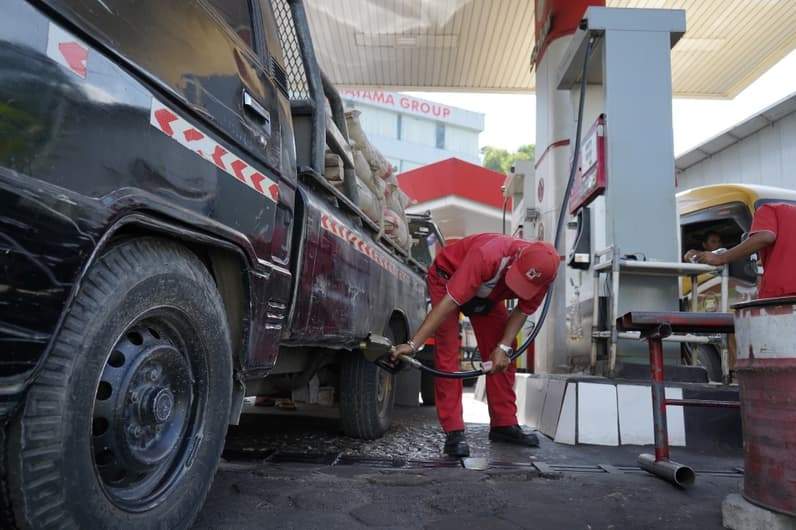 Petugas melakukan pengisian BBM jenis Biosolar pada kendaraan angkutan barang di KM 13 Balikpapan. (Foto: PT Pertamina Patra Niaga Regional Kalimantan)