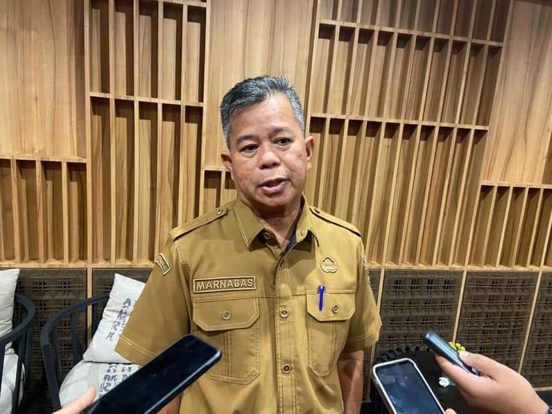 Asisten II Sekretariat Daerah Kota Samarinda, Marnabas saat diwawancarai, Senin (26/10/2026). (Foto: Tri/Pusaranmedia.com)