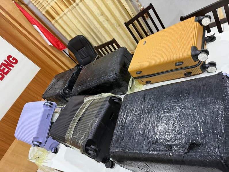 Terlihat 6 koper berisikan paket sabu dengan berat kisaran 92 kg yang diamankan di wilayah hukum Polres Kutim kerja sama dengan BNN RI. (Foto: Dok Polres Kutim)
