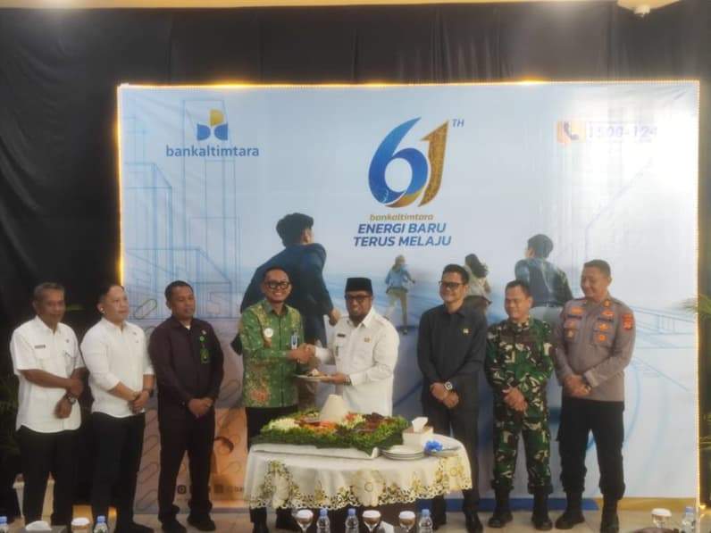 Pimpinan Bankaltimtara KC Tana Paser Noor Mahfud memberikan potongan tumpeng HUT ke-61 Bankaltimtara kepada Wabup Paser Ikhwan Antasari. (Foto: Luthfi/Pusaranmedia.com)
