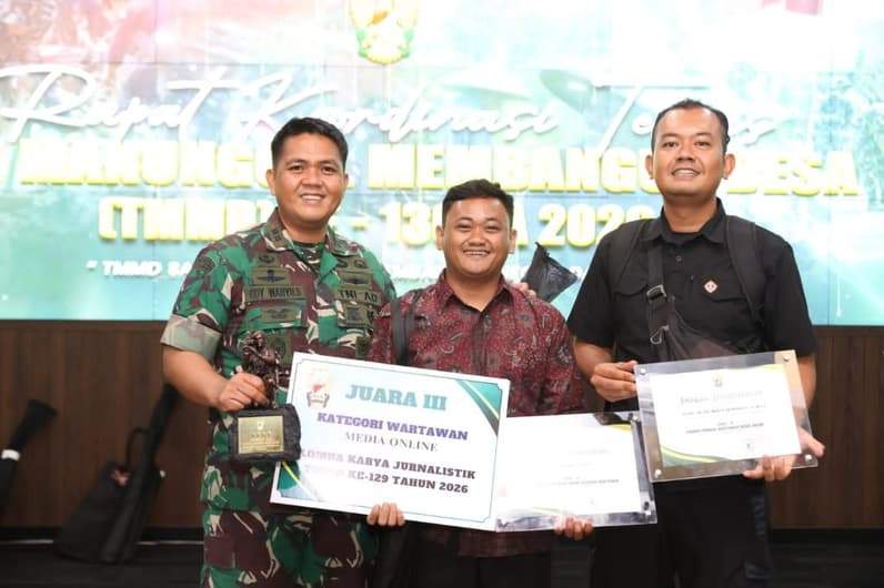 Dandim 0904/Paser, Letkol Inf Edy Wahyu Satriyadi (kiri) bersama wartawan Pusaranmedia.com, Muhammad Luthfi (tengah) dan Anggota Pen Kodim 0904 Paser (Foto : Dok Kodim 0904/Paser)